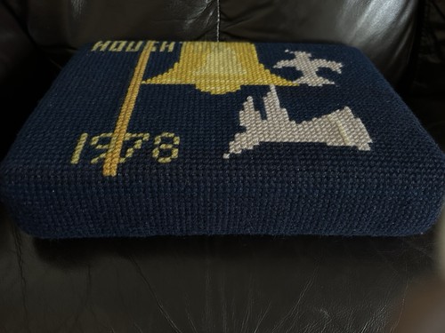 Hand broidered thick kneeler - broidered,