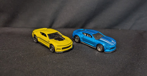 Hot wheels pair 2017 camaro - hot,