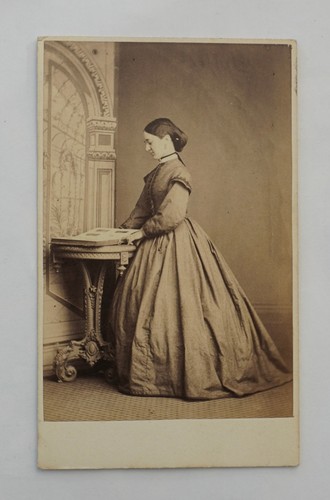 Cdv pretty lady - of, in