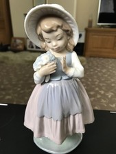Nao Lladro Figurine " Girl