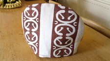 VINTAGE / RETRO 1970'S  IRISH LINEN  PADDED  TEA COSY