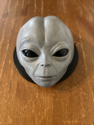 Alien grey wall plaque - grey,