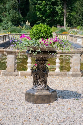 Giant swan urn - /, planter