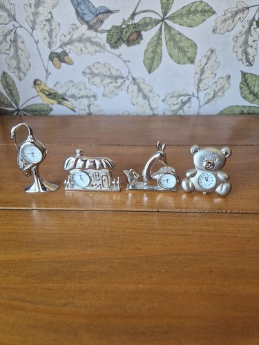 Set miniature clocks with - 4,