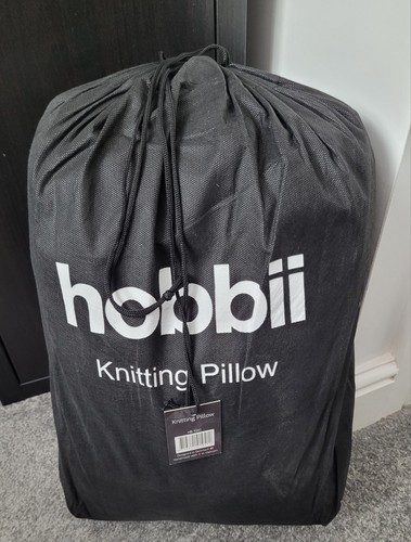 Hobbii knitting pillow - hobbii, grey