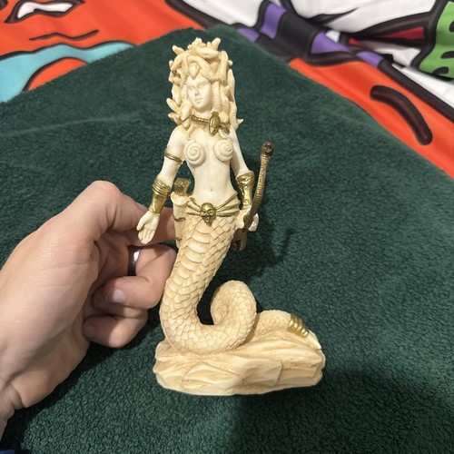 Medusa statue active - , aged