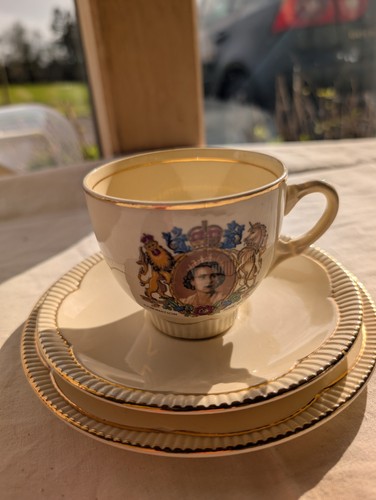 Rare clarice cliff queen - rare,