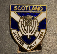 NATIONAL SCOOTER RALLY ENAMEL PIN BADGE SCOTLAND 1994 / VESPA / LAMBRETTA (RARE)