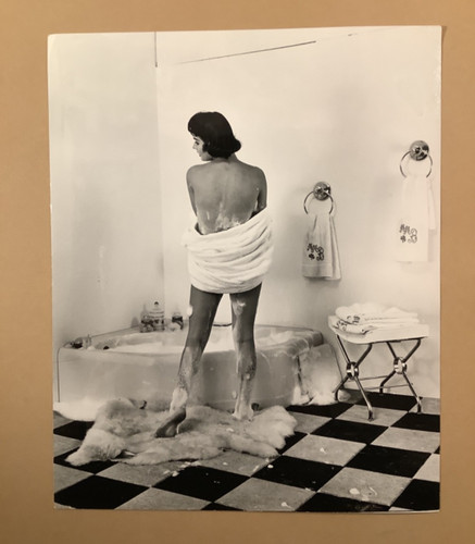 Risqué barefoot pinup - , photo