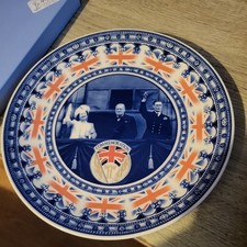 WEDGWOOD COMMEMORATIVE   ROYAL FAMILY 60 YEARS OF VE DAY COLLECTORS PLATE BOXED