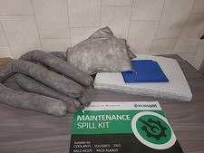 Oil Spill Kit Absorbs up to 25 litres Includes Storage Bag & PPE M3