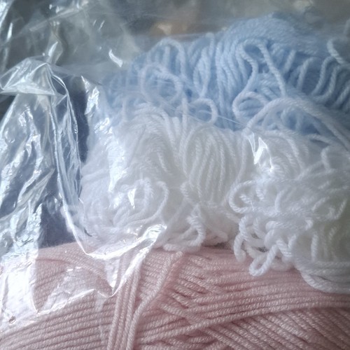 Acrylic yarn oddments pink - yarn, oddments.