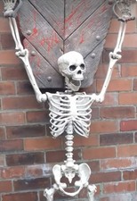 HALLOWEEN 6FT LIFE LIKE CHAINED UP SKELETON LIFESIZE PARTY PROP  REALISTIC ?
