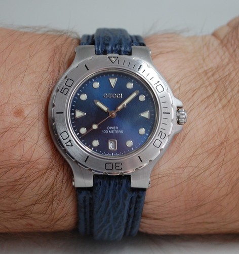 Gucci 9750m quartz dive watch - gucci,