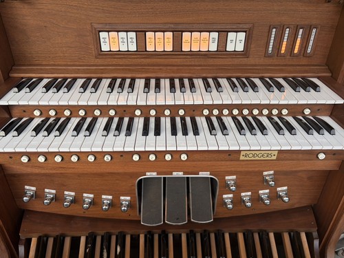 Rodgers organ 32 note - w/, 32-note