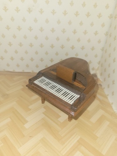 Scale dolls house - 1:12,