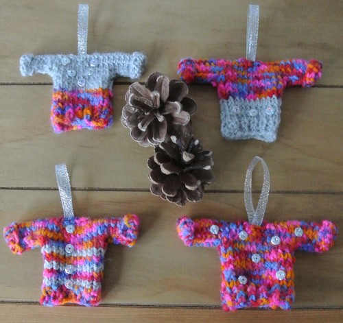 Knitted mini jumper hanging - 4,