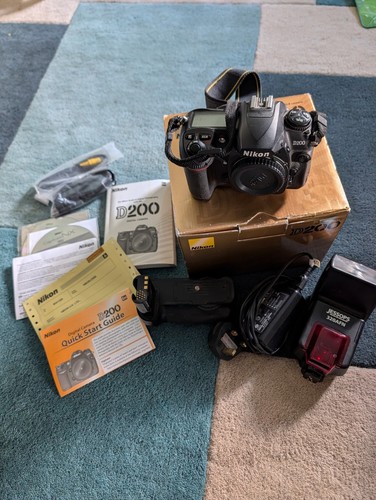 Nikon d200 dslr camera bundle - nikon,
