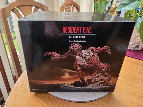 Licker statue limited edition - licker,