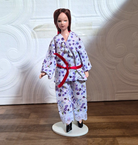 Dolls house 12th - young, lady