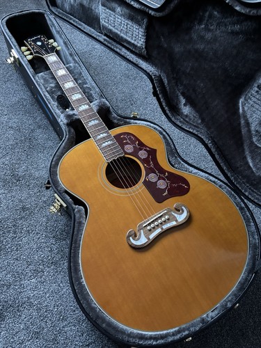 Epiphone inspired gibson - by,