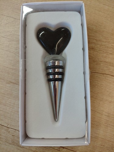 Black glass heart design wine - black,
