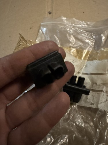 Pair bumper retaining clip - pair,