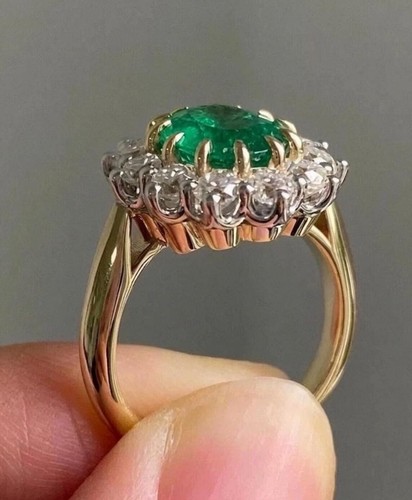 Oval cut emerald - emerald, diamond