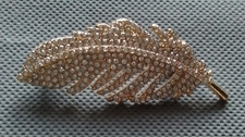 Vintage style feather brooch with stunning inset faux diamonds.