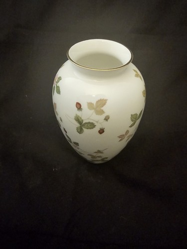 Wedgewood wild strawberry - wedgewood, bone