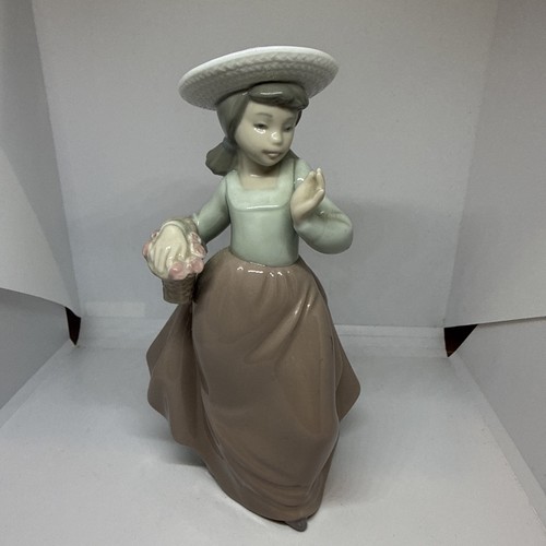 1988 nao lladro - in, hat