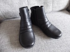 CLARKS Women's Black Loop Top  Ankle Boots 6.5D/40