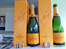 2 EMPTY CHAMPAGNE VEUVE CLICQUOT BRUT 750ML WITH THE BOXES AND THE CORKS