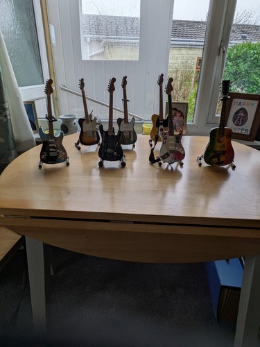 Set seven mini guitars - mini, with