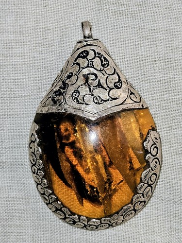 Large amber resin - large, and