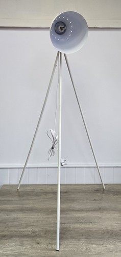 Studio industrial metal tripod - metal,