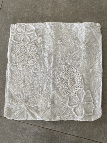 Two white 42x42cm embroidered - 42x42cm,