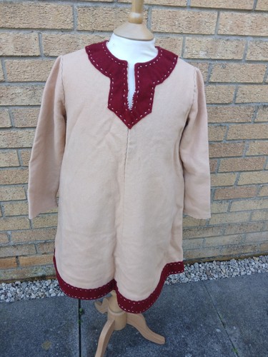 Small girls wool medieval - small,