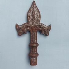 1 VINTAGE WROUGHT IRON GARDEN