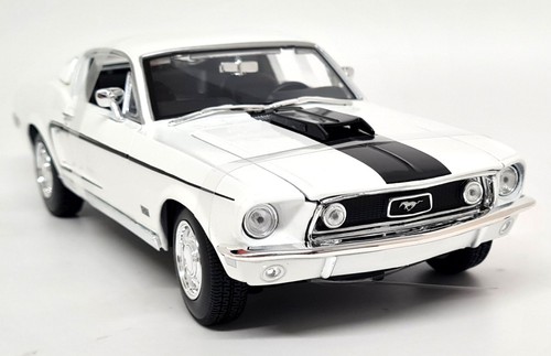 Maisto ford mustang gt - 1/18,