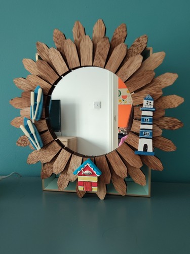 Mirror beach hut - mirror.,