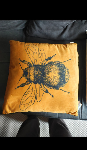 Gold coloured bee pattern - coloured,