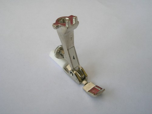 Bernina sewing machine - sewing, zipper