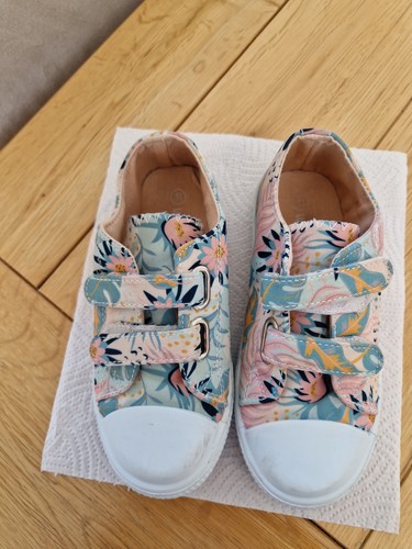 Young girls canvas shoe size - young,