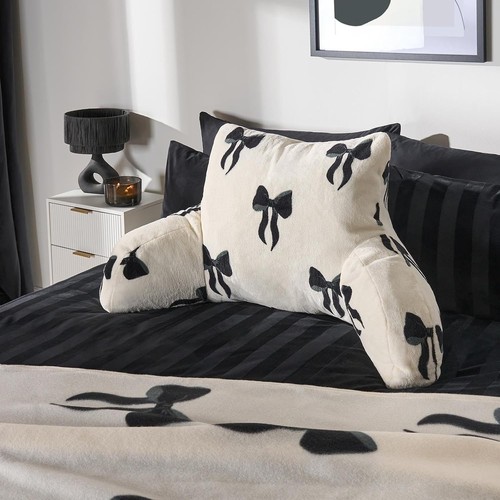 Stylish bow print reading - print,