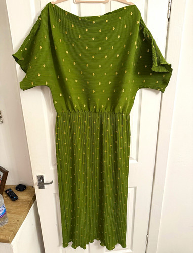 Never fully dressed - fully, green/gold