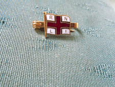OLDER RNLI ROYAL NATIONAL LIFEBOAT INSTITUTION PENNANT TYPE ENAMEL PIN BADGE
