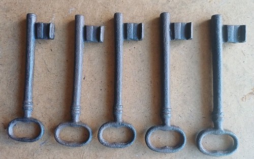 Cast iron skeleton - keys,