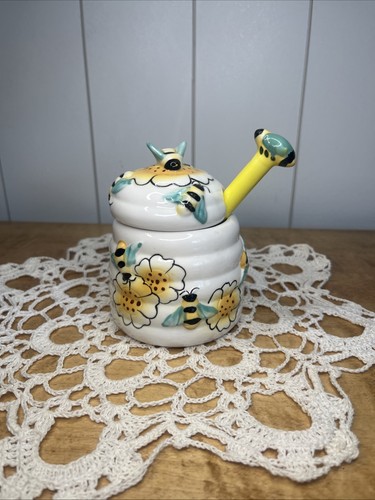 Beehive bee skep honey pot