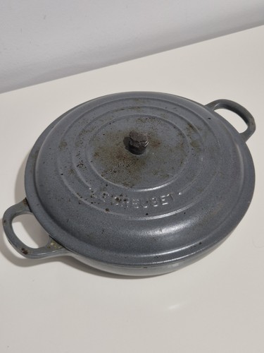 Creuset cast iron signature - cast,